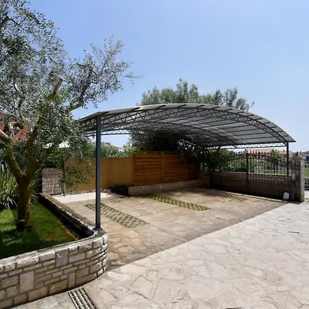 Natali With Private Pool And Kids Playground Near Fazana Вилла *