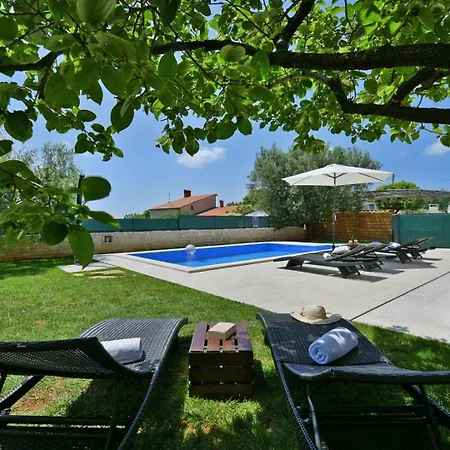 Natali With Private Pool And Kids Playground Near Fazana Galizana